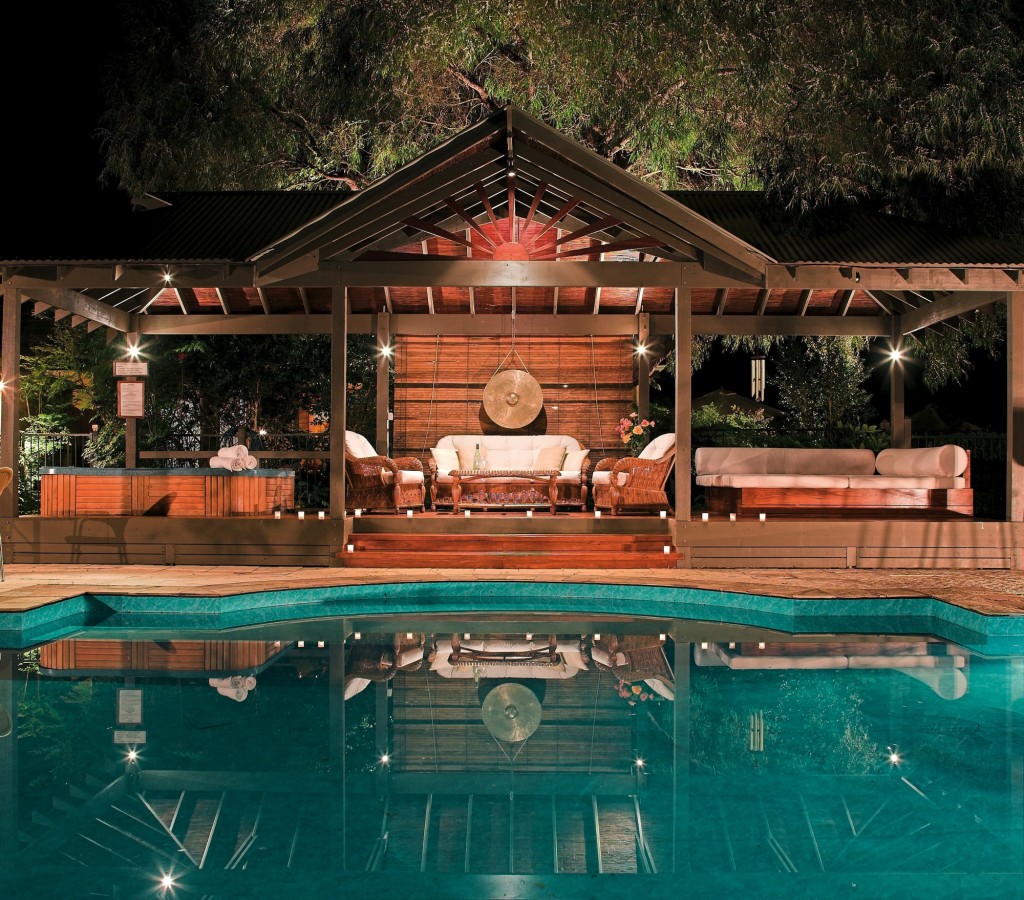 0Poolhouseeveningwide