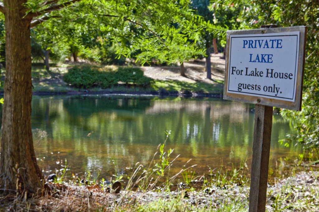 1cLake House private sign