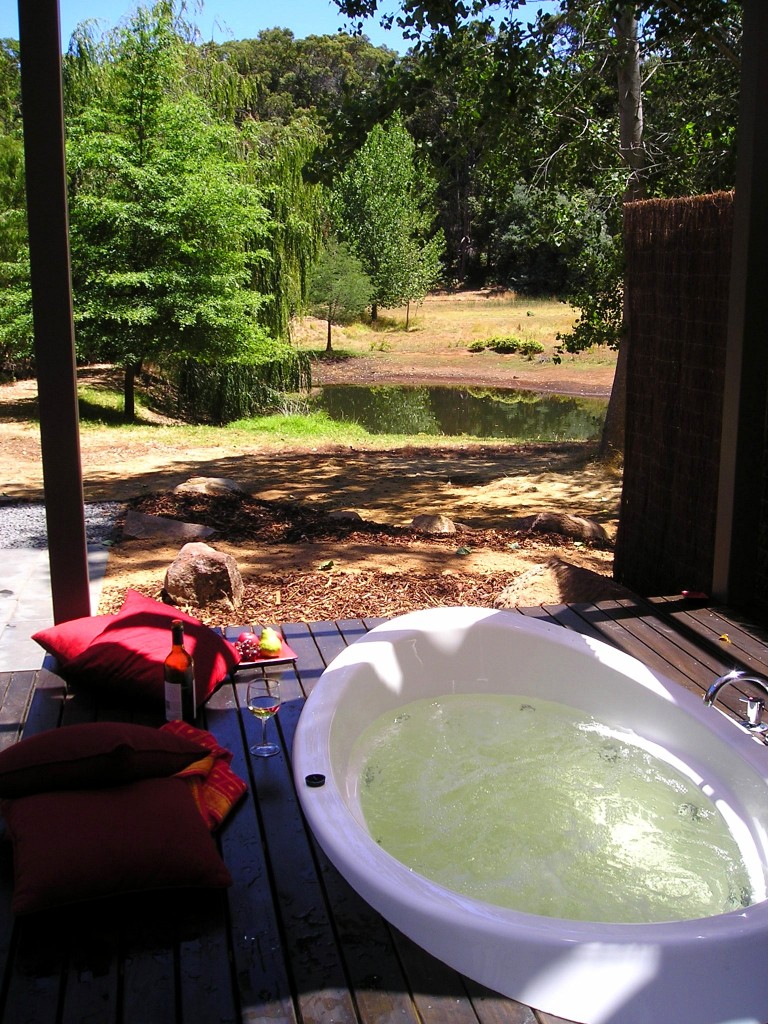 1c Lake House Outdoor spa